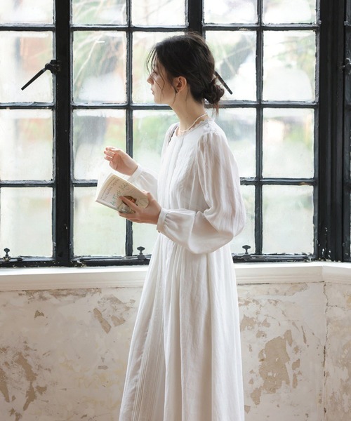 ＆soiree（アンドソワレ）の「ピンタックハイネックフレアワンピース（ワンピース・レディース・ホワイト・SMALL/LARGE/MEDIUM）」の4枚目の写真