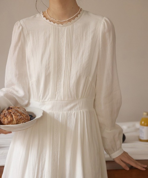 ＆soiree（アンドソワレ）の「ピンタックハイネックフレアワンピース（ワンピース・レディース・ホワイト・SMALL/LARGE/MEDIUM）」の5枚目の写真