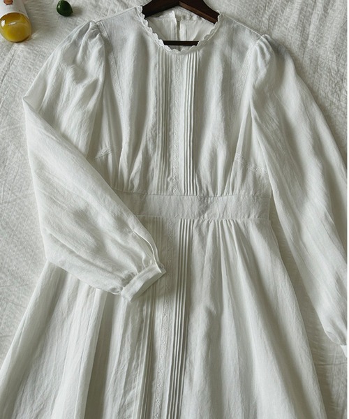 ＆soiree（アンドソワレ）の「ピンタックハイネックフレアワンピース（ワンピース・レディース・ホワイト・SMALL/LARGE/MEDIUM）」の6枚目の写真