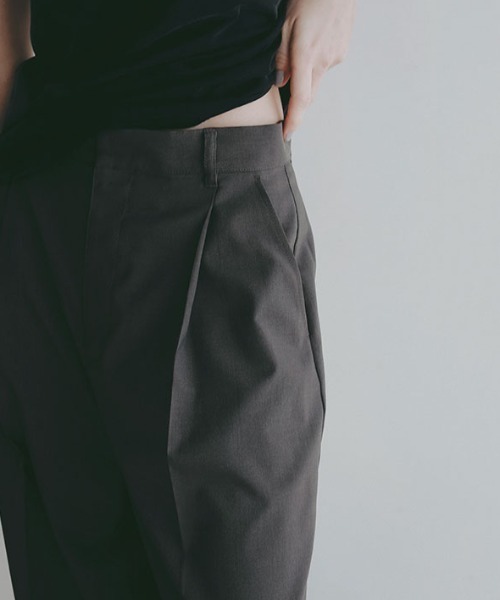 ETRE TOKYO（エトレトウキョウ）の「【先行予約限定 10%OFF】リネンライクエアリータックパンツ（その他パンツ・レディース・ネイビー/カーキ/グレー・S/M）」の9枚目の写真