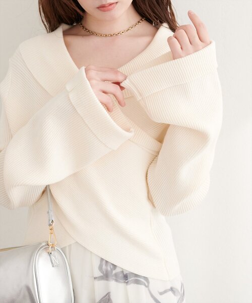 natural couture（ナチュラルクチュール）の「カシュクールフレア袖ニット（ニット/セーター・レディース・ピンク/オフホワイト/ブラック/サックスブルー/グレイッシュベージュ・FREE）」の2枚目の写真