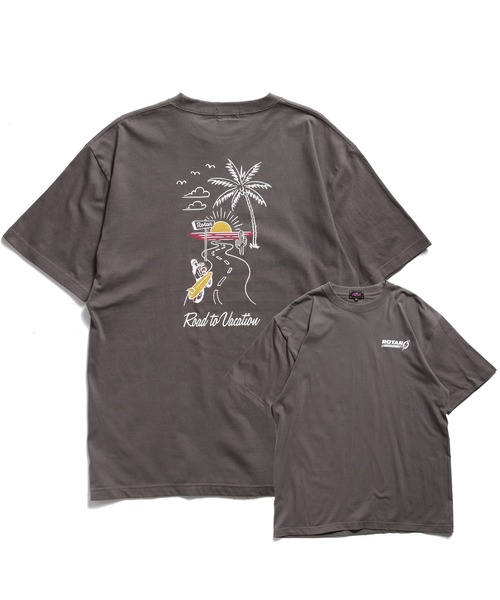 ROTAR(ローター)の「Road to Vacation Tee(Tシャツ/カットソー・メンズ・ネイビー/サンドグレー/ブラック系その他/オレンジ系その他・SMALL/MEDIUM/LARGE/X-LARGE)」の2枚目の写真