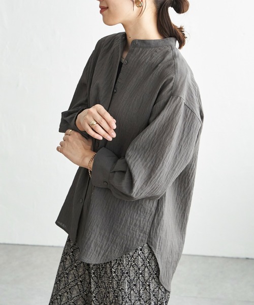 ikka（イッカ）の「【雑誌InRed5月号掲載】冷感リネンバンドカラーシャツ（シャツ/ブラウス・レディース・チャコール/ライトグリーン/ピンク/ブルー/ホワイト/グレイッシュベージュ・L/M/S）」の3枚目の写真