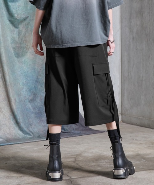SERACE（セラス）の「【SERACE】Loose drape mode wide cargo half pants / ルーズドレープモードワイドカーゴハーフパンツ（カーゴパンツ・メンズ・ライトグレー/ブラック・L/M/S）」の5枚目の写真