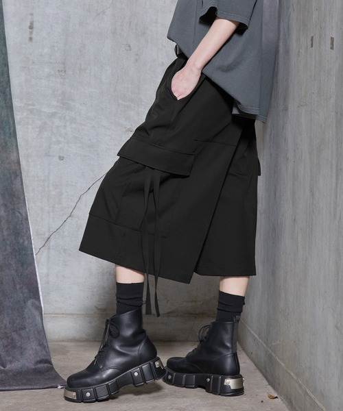 SERACE（セラス）の「【SERACE】Loose drape mode wide cargo half pants / ルーズドレープモードワイドカーゴハーフパンツ（カーゴパンツ・メンズ・ライトグレー/ブラック・L/M/S）」の11枚目の写真