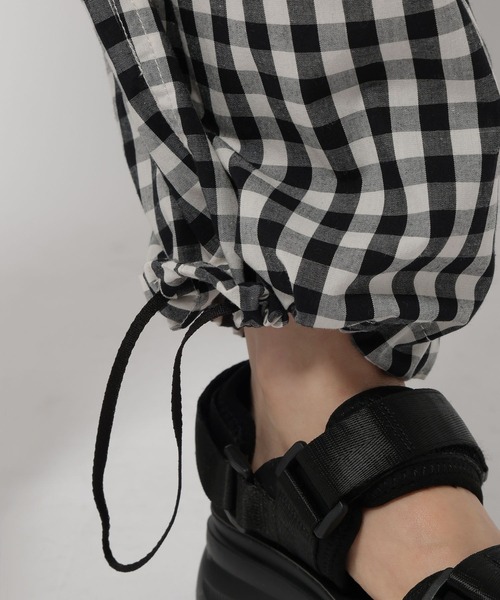 niko and...（ニコアンド）の「Gardenタックプリントパンツ（その他パンツ・レディース・ホワイト/ベージュ/ブルー/ブラウン・FREE）」の14枚目の写真