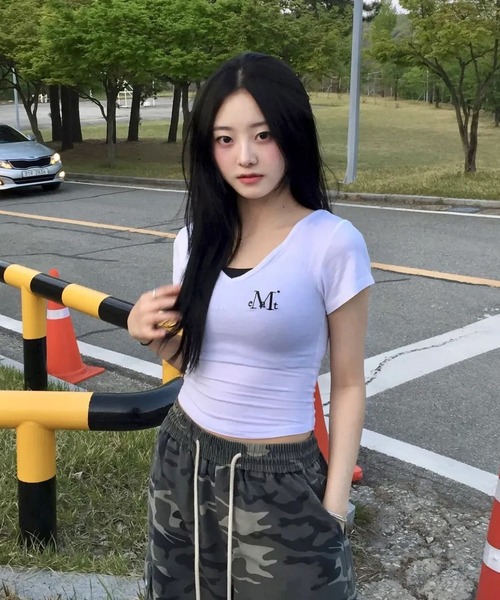 MUCENT(ムセント)の「MUCENT/ONYX Vネックトップス(Tシャツ/カットソー・レディース・グレー/ブラック/ホワイト・FREE)」の10枚目の写真