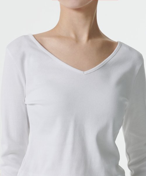 MUSINSA STANDARD WOMAN（ムシンサスタンダードウーマン）の「ウィメンズスリムクロップリバーシブルネック長袖Tシャツ[ホワイト]（Tシャツ/カットソー・レディース・その他・SMALL/MEDIUM/LARGE/X-SMALL）」の3枚目の写真
