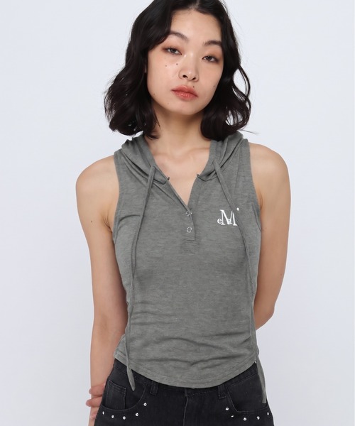MUCENT(ムセント)の「MUCENT/スリムフードスリーブレストップス(Tシャツ/カットソー・レディース・チャコールグレー/グレー/ブラック・FREE)」の2枚目の写真