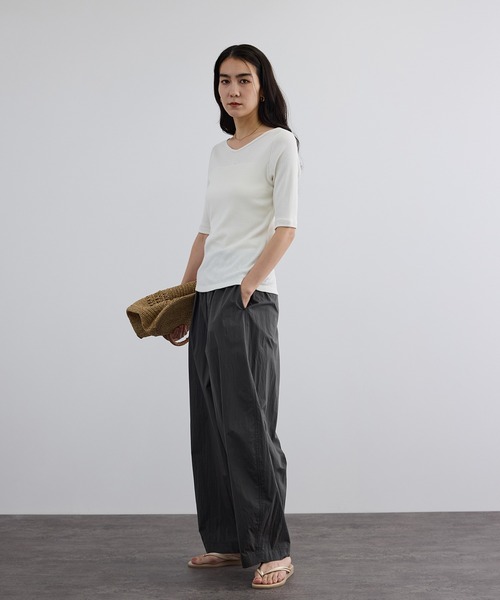 SALON adam et rope'(サロン アダム エ ロペ)の「ハイウェットテレコ2WAYネックT(Tシャツ/カットソー・レディース・ブラック/オフホワイト・FREE)」の5枚目の写真