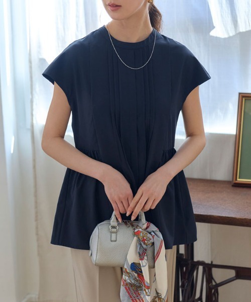 Pierrot(ピエロ)の「【汗ジミ防止・接触冷感】ピンタックフレアブラウス(シャツ/ブラウス・レディース・ベージュ/ネイビー/ピンク・L/M)」の6枚目の写真