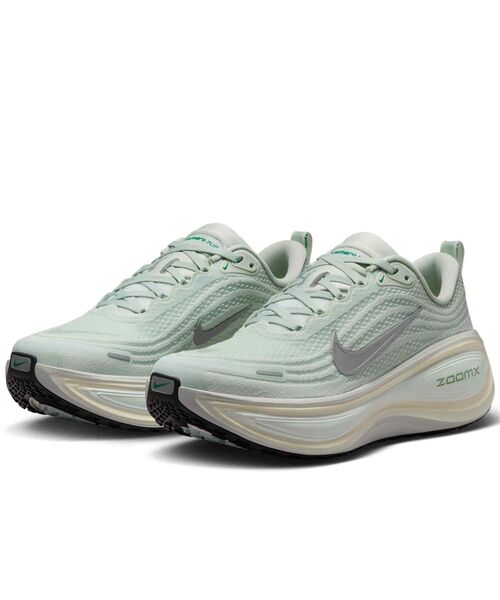 NIKE(ナイキ)の「ナイキ ボメロ プラス ウィメンズ ロード ランニングシューズ / Nike Vomero Plus Women's Road Running Shoes HV8154-004 Light Silver(スニーカー・レディース・シルバー・26/25.5/24/23/22.5/22/26.5/25/24.5/23.5)」の5枚目の写真