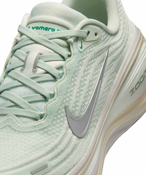 NIKE(ナイキ)の「ナイキ ボメロ プラス ウィメンズ ロード ランニングシューズ / Nike Vomero Plus Women's Road Running Shoes HV8154-004 Light Silver(スニーカー・レディース・シルバー・26/25.5/24/23/22.5/22/26.5/25/24.5/23.5)」の7枚目の写真
