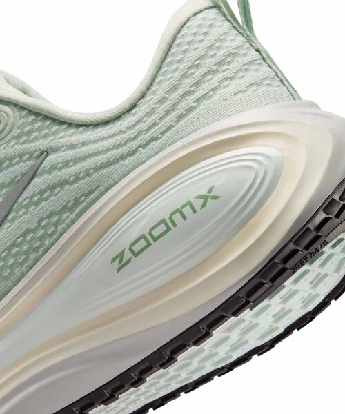 NIKE(ナイキ)の「ナイキ ボメロ プラス ウィメンズ ロード ランニングシューズ / Nike Vomero Plus Women's Road Running Shoes HV8154-004 Light Silver(スニーカー・レディース・シルバー・26/25.5/24/23/22.5/22/26.5/25/24.5/23.5)」の8枚目の写真