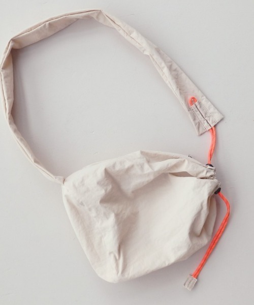 EARTH MADE（アースメイド）の「NYLON PARACORD BONSAC（ショルダーバッグ・レディース・ストーン/ベージュ/ブラック/ダークグリーン/ネイビー/ブラウン/ライトグレー/ピンクベージュ/スミクロ/グリーン/ブルーグレー/ボルドー/ダークグレー/イエロー・FREE）」の12枚目の写真