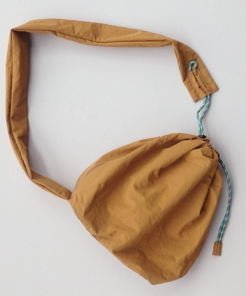 EARTH MADE（アースメイド）の「NYLON PARACORD BONSAC（ショルダーバッグ・レディース・ストーン/ベージュ/ブラック/ダークグリーン/ネイビー/ブラウン/ライトグレー/ピンクベージュ/スミクロ/グリーン/ブルーグレー/ボルドー/ダークグレー/イエロー・FREE）」の6枚目の写真