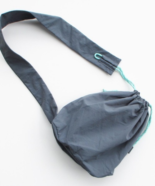 EARTH MADE（アースメイド）の「NYLON PARACORD BONSAC（ショルダーバッグ・レディース・ストーン/ベージュ/ブラック/ダークグリーン/ネイビー/ブラウン/ライトグレー/ピンクベージュ/スミクロ/グリーン/ブルーグレー/ボルドー/ダークグレー/イエロー・FREE）」の3枚目の写真