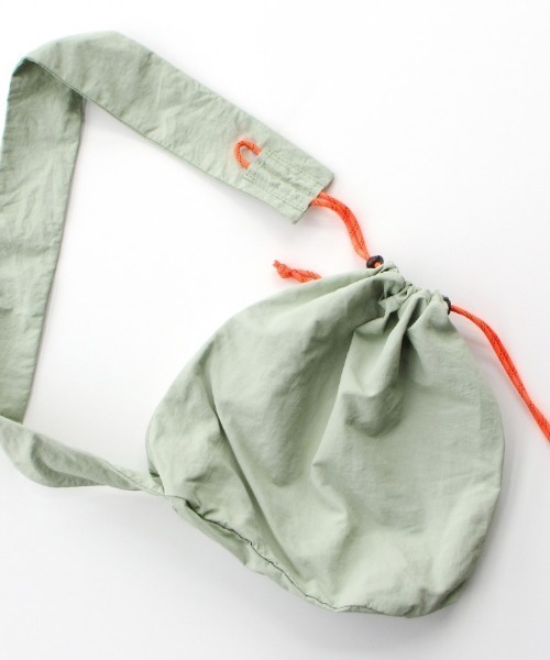 EARTH MADE（アースメイド）の「NYLON PARACORD BONSAC（ショルダーバッグ・レディース・ストーン/ベージュ/ブラック/ダークグリーン/ネイビー/ブラウン/ライトグレー/ピンクベージュ/スミクロ/グリーン/ブルーグレー/ボルドー/ダークグレー/イエロー・FREE）」の9枚目の写真