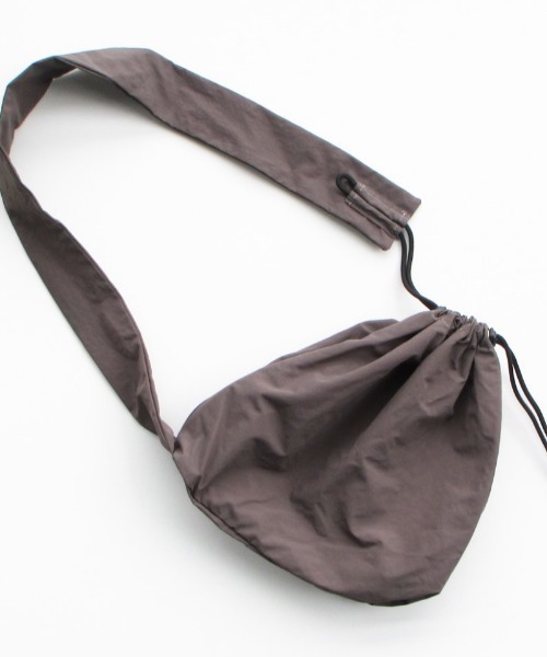 EARTH MADE（アースメイド）の「NYLON PARACORD BONSAC（ショルダーバッグ・レディース・ストーン/ベージュ/ブラック/ダークグリーン/ネイビー/ブラウン/ライトグレー/ピンクベージュ/スミクロ/グリーン/ブルーグレー/ボルドー/ダークグレー/イエロー・FREE）」の4枚目の写真