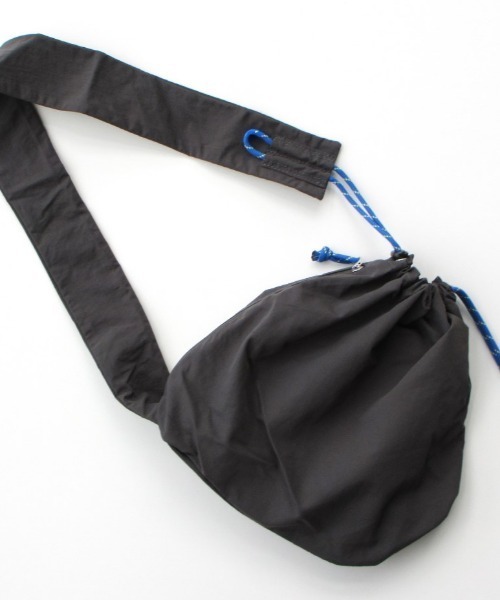 EARTH MADE（アースメイド）の「NYLON PARACORD BONSAC（ショルダーバッグ・レディース・ストーン/ベージュ/ブラック/ダークグリーン/ネイビー/ブラウン/ライトグレー/ピンクベージュ/スミクロ/グリーン/ブルーグレー/ボルドー/ダークグレー/イエロー・FREE）」の2枚目の写真
