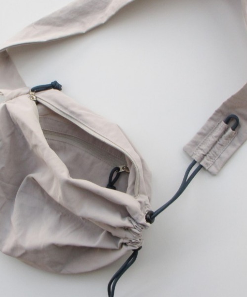 EARTH MADE（アースメイド）の「NYLON PARACORD BONSAC（ショルダーバッグ・レディース・ストーン/ベージュ/ブラック/ダークグリーン/ネイビー/ブラウン/ライトグレー/ピンクベージュ/スミクロ/グリーン/ブルーグレー/ボルドー/ダークグレー/イエロー・FREE）」の18枚目の写真