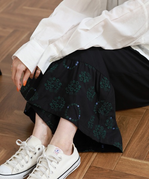 Emago(イマゴ)の「EMAGO 花ドット刺繍パンツ(その他パンツ・レディース・ブルー/ブラック/ホワイト・FREE)」の2枚目の写真