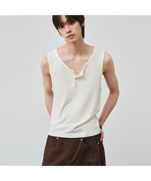 ALYSS（アリス）の「リブスナップヘンリーネック袖なし[3COLOR]（Tシャツ/カットソー・メンズ・ホワイト/ライトグレー/ブラック・LARGE/MEDIUM/X-LARGE）」の2枚目の写真