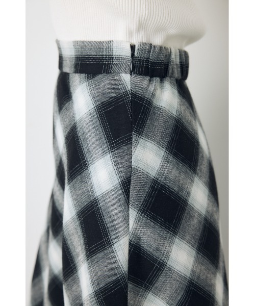 AZUL by moussy(アズールバイマウジー)の「【身長/骨格別着用画像あり】レースドッキングチェックバイアススカート 秋服 ロングスカート 冬服(スカート・レディース・ブラック系その他/ブラウン系その他・SMALL/MEDIUM)」の14枚目の写真