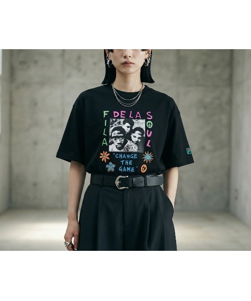 FILA(フィラ)の「DE LA SOUL×FILA PHOTO TEE / デラソウル×フィラ フォトティーシャツ(Tシャツ/カットソー・レディース・ブラック/ホワイト・M/S/XL/L)」の2枚目の写真