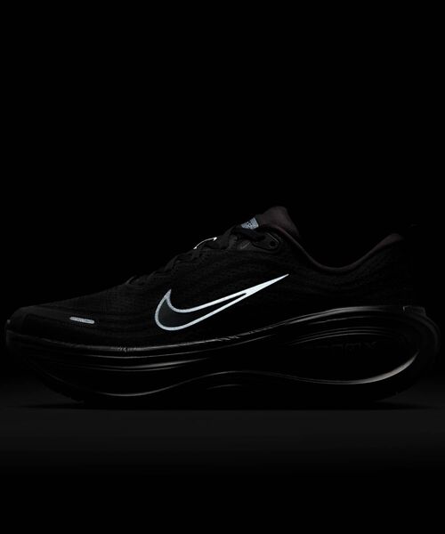 NIKE(ナイキ)の「ナイキ ボメロ プラス メンズ ロード ランニングシューズ / Nike Vomero Plus Men's Road Running Shoes HV8150-003 Black(スニーカー・メンズ・ブラック・30/25.5/24.5/24/29.5/26/28/27.5/27/26.5)」の7枚目の写真
