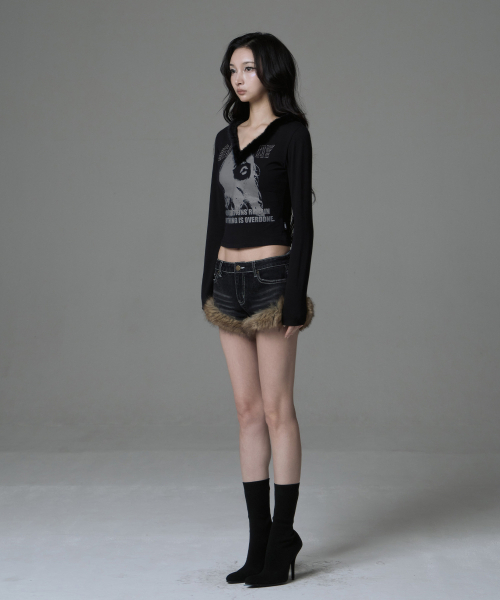 GILAARCHIVE（ギラアーカイブ）の「ファーランナウェイガール Vネック 長袖 ブラック（Tシャツ/カットソー・レディース・その他・FREE）」の3枚目の写真