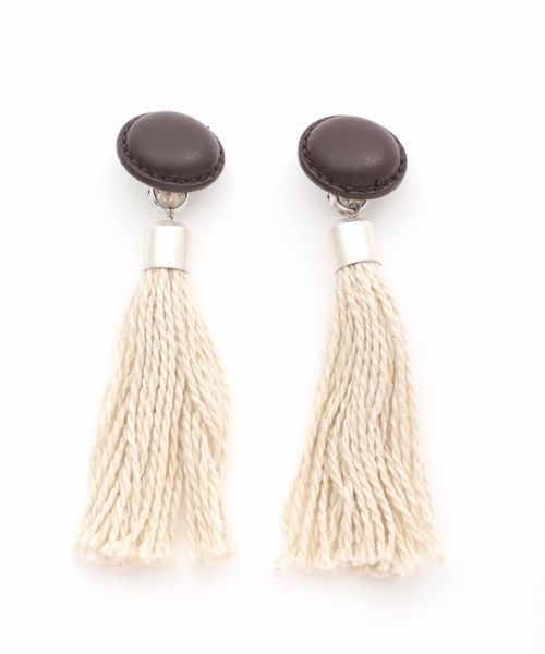 LAPUIS(ラピュイ)の「LeatherTassel Earring(イヤリング・レディース・ダークブラウン/ベージュ/キャメル・FREE)」の1枚目の写真