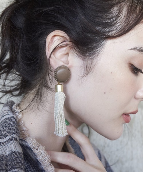 LAPUIS(ラピュイ)の「LeatherTassel Earring(イヤリング・レディース・ダークブラウン/ベージュ/キャメル・FREE)」の2枚目の写真