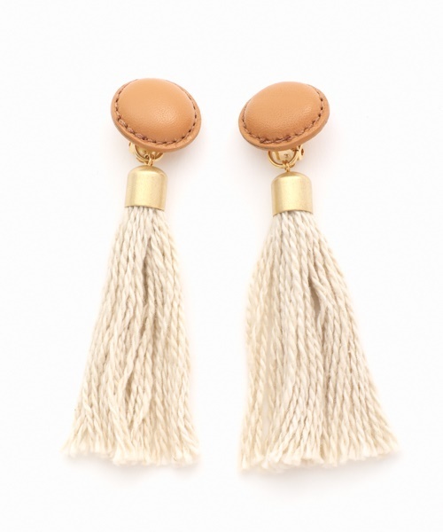 LAPUIS(ラピュイ)の「LeatherTassel Earring(イヤリング・レディース・ダークブラウン/ベージュ/キャメル・FREE)」の3枚目の写真