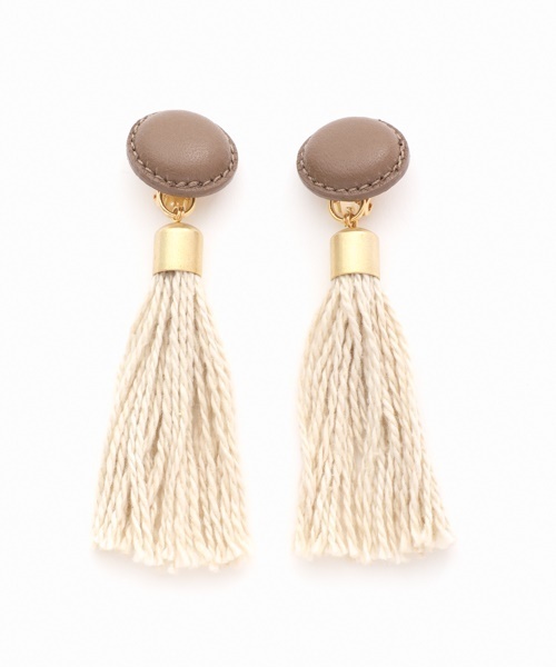 LAPUIS(ラピュイ)の「LeatherTassel Earring(イヤリング・レディース・ダークブラウン/ベージュ/キャメル・FREE)」の4枚目の写真
