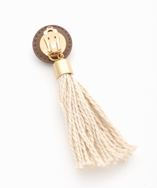 LAPUIS(ラピュイ)の「LeatherTassel Earring(イヤリング・レディース・ダークブラウン/ベージュ/キャメル・FREE)」の5枚目の写真