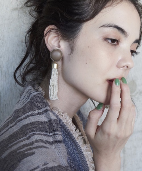 LAPUIS(ラピュイ)の「LeatherTassel Earring(イヤリング・レディース・ダークブラウン/ベージュ/キャメル・FREE)」の6枚目の写真