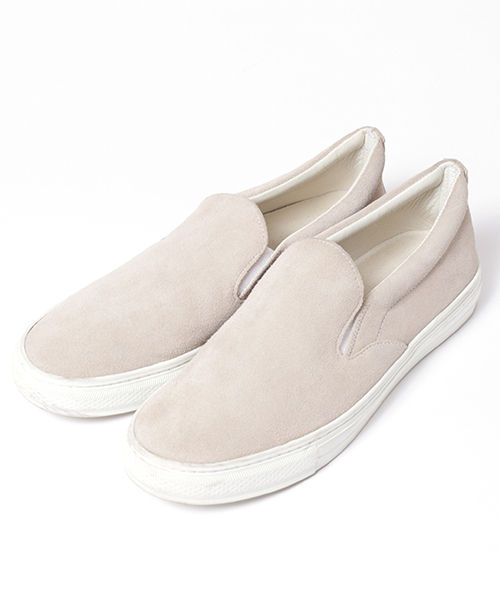 B:MING by BEAMS（ビーミングバイビームス）の「buddy × B:MING / スエードスリッポン（スニーカー・メンズ・ブルー/レッド/アイボリー・27.5/26.5/25.5）」の2枚目の写真