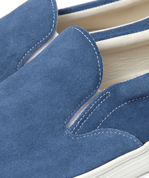 B:MING by BEAMS（ビーミングバイビームス）の「buddy × B:MING / スエードスリッポン（スニーカー・メンズ・ブルー/レッド/アイボリー・27.5/26.5/25.5）」の8枚目の写真