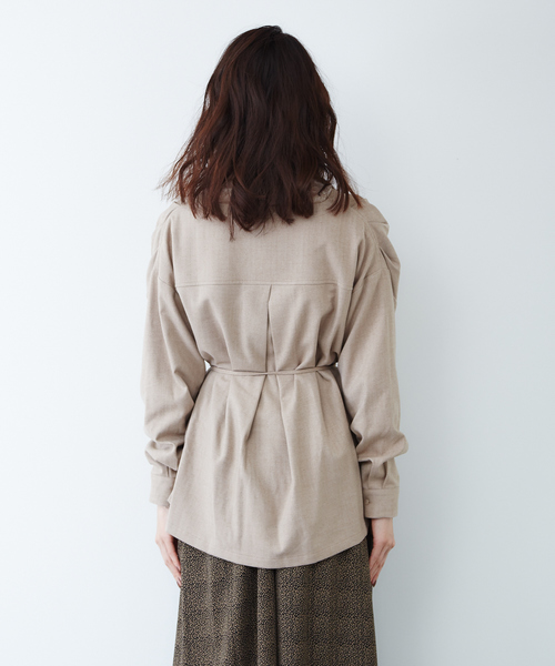 qualite(カリテ)の「anana フロントタックシャツブラウス(シャツ/ブラウス・レディース・ベージュ/グレー・フリー)」の5枚目の写真