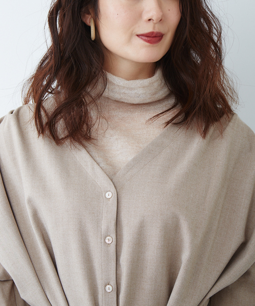 qualite(カリテ)の「anana フロントタックシャツブラウス(シャツ/ブラウス・レディース・ベージュ/グレー・フリー)」の6枚目の写真