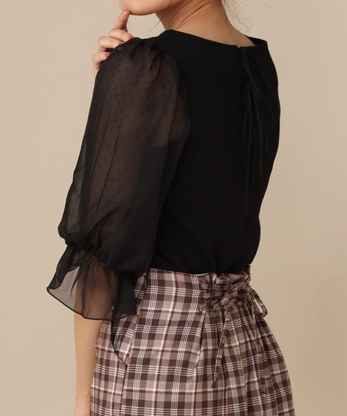 one after another NICE CLAUP(ワンアフターアナザーナイスクラップ)の「ドットチュール袖コンシャストップス(Tシャツ/カットソー・レディース・オフホワイト/ブラック/ブラウン/ベージュ・FREE)」の3枚目の写真
