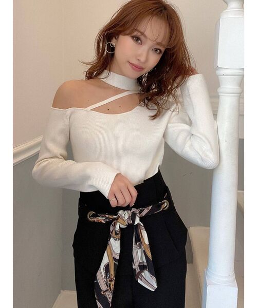 RESEXXY（リゼクシー）の「アシメチョーカーニットトップス（ニット/セーター・レディース・ブラック/ベージュ/オフホワイト/グリーン・FREE）」の2枚目の写真