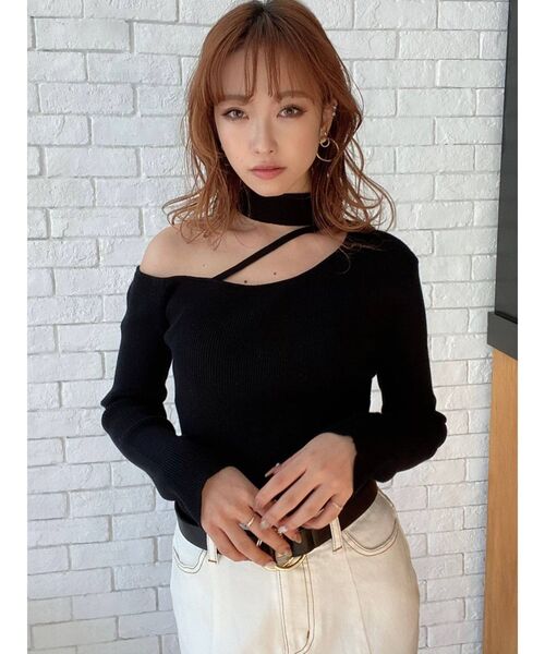 RESEXXY（リゼクシー）の「アシメチョーカーニットトップス（ニット/セーター・レディース・ブラック/ベージュ/オフホワイト/グリーン・FREE）」の3枚目の写真