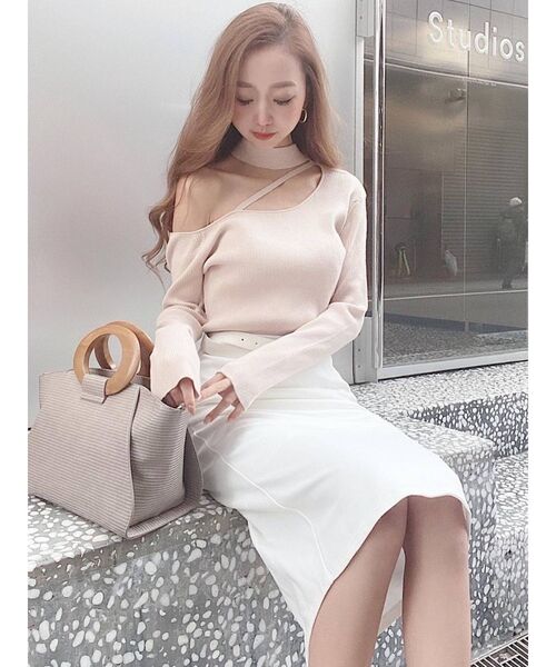 RESEXXY（リゼクシー）の「アシメチョーカーニットトップス（ニット/セーター・レディース・ブラック/ベージュ/オフホワイト/グリーン・FREE）」の5枚目の写真