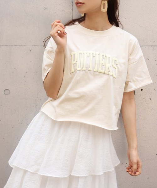 one after another NICE CLAUP(ワンアフターアナザーナイスクラップ)の「ゆるカレッジロゴT(Tシャツ/カットソー・レディース・ベージュ/チャコール/ブルーグレー/オフホワイト・FREE)」の4枚目の写真