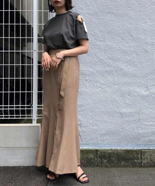 &g'aime（アンジェム）の「【&g’aime】ショルダースリットベルトTシャツ（Tシャツ/カットソー・レディース・チャコールグレー/ブラック/ベージュ・FREE）」の12枚目の写真