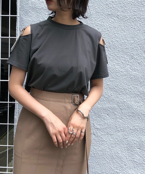&g'aime（アンジェム）の「【&g’aime】ショルダースリットベルトTシャツ（Tシャツ/カットソー・レディース・チャコールグレー/ブラック/ベージュ・FREE）」の13枚目の写真