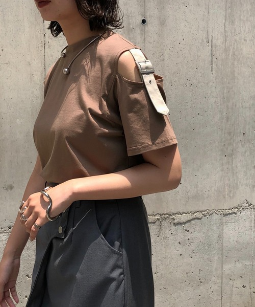 &g'aime（アンジェム）の「【&g’aime】ショルダースリットベルトTシャツ（Tシャツ/カットソー・レディース・チャコールグレー/ブラック/ベージュ・FREE）」の22枚目の写真