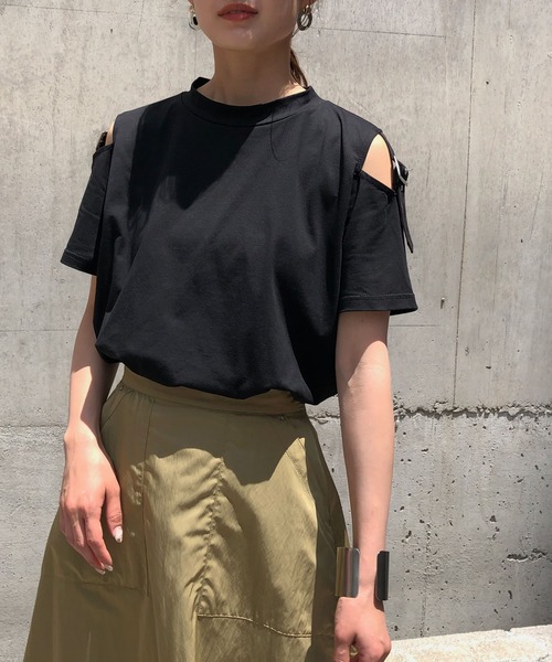 &g'aime（アンジェム）の「【&g’aime】ショルダースリットベルトTシャツ（Tシャツ/カットソー・レディース・チャコールグレー/ブラック/ベージュ・FREE）」の5枚目の写真